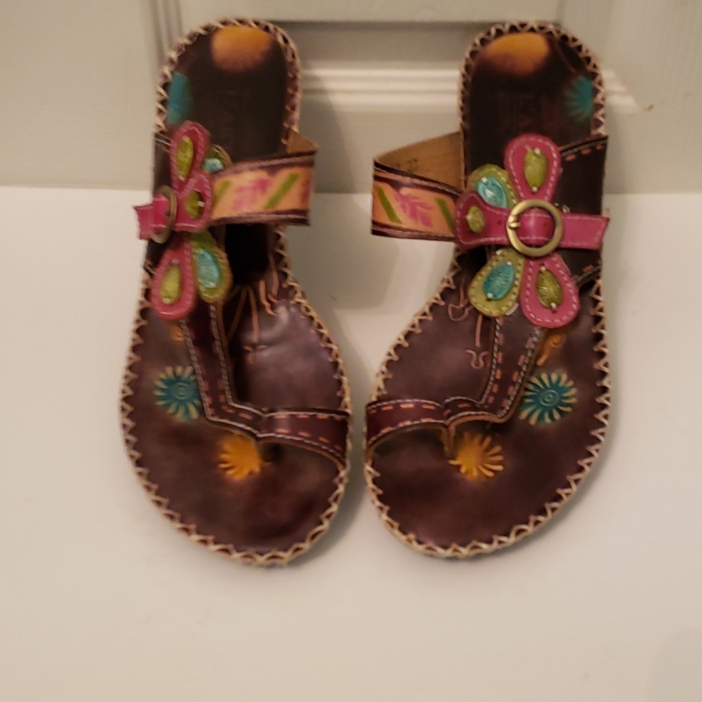 LAST CHANCE L'ARTISTE SANTORINI SLIDE SANDAL